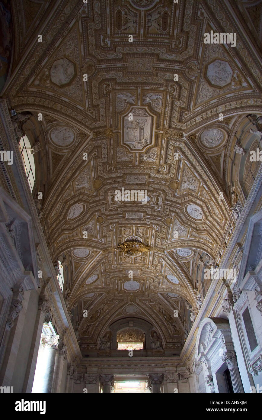Roma Basilica di San Pietro a soffitto di ingresso Foto Stock