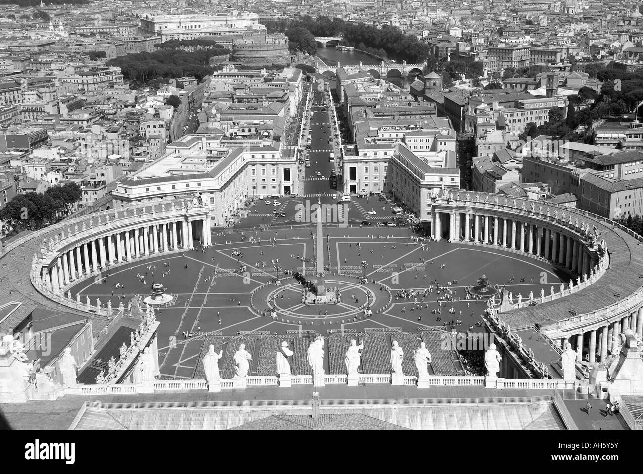 Roma Basilica di San Pietro la vista sulla piazza dalla cima della cupola Foto Stock