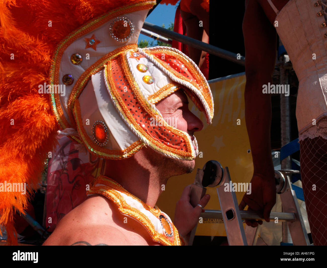 Gay Pride marcher vestito in un colorato stile di troia costume di testa e  spalle Foto stock - Alamy