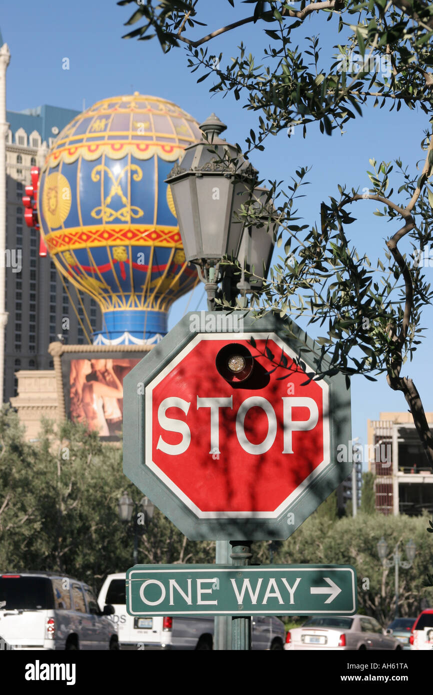 Il segnale di arresto e il Paris Hotel e Casino in mongolfiera ad aria calda sulla Strip di Las Vegas Foto Stock