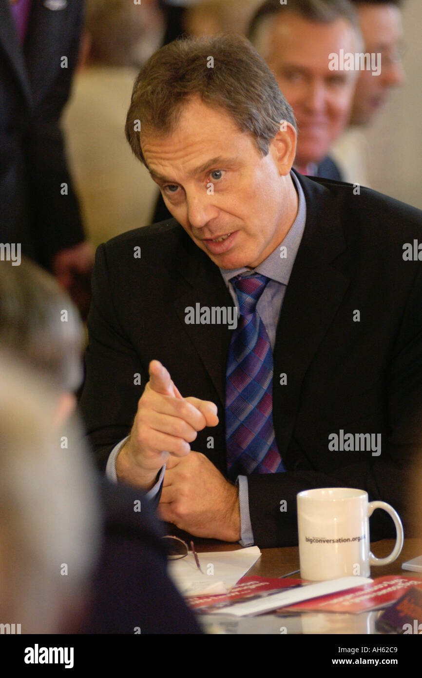 Tony Blair a parlare con la gente locale in occasione del lancio del partito laburista del grande conversazione in Newport South Wales UK Foto Stock