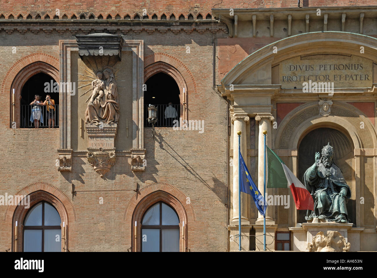 Palazzo d'Accursio con la statua di San Petronio a Bologna, Italia Foto Stock