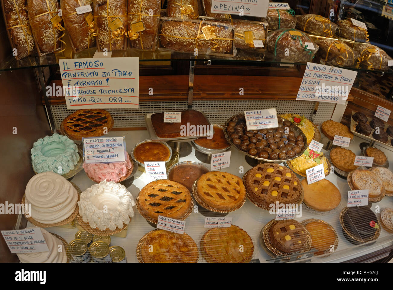 Italian torte, crostate e dessert vari sul display, Bologna Foto Stock