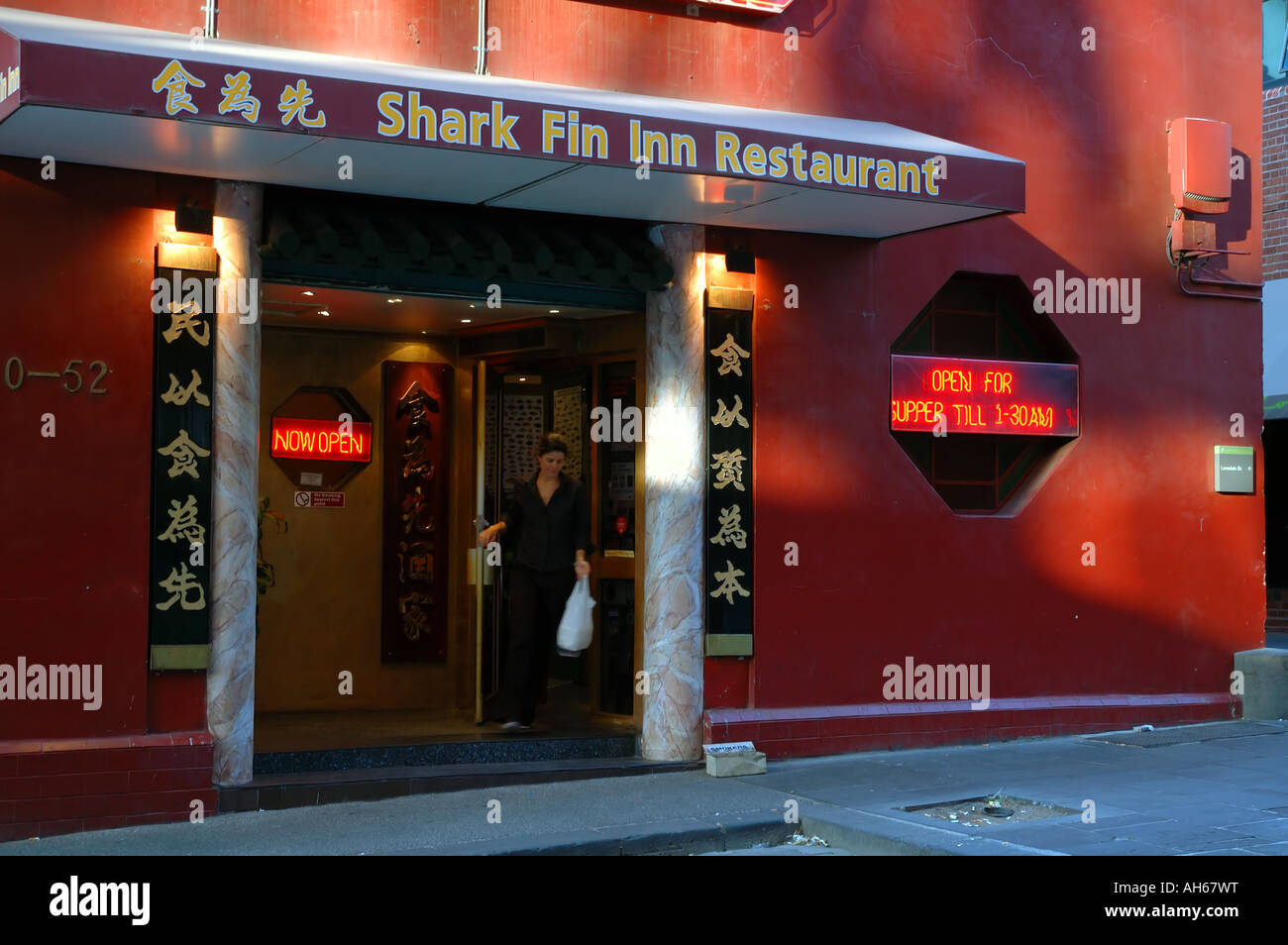 Pinna di squalo Inn ristorante Cinese che propone zuppa di pinne di pescecane Little Bourke St Melbourne Australia n. PR Foto Stock