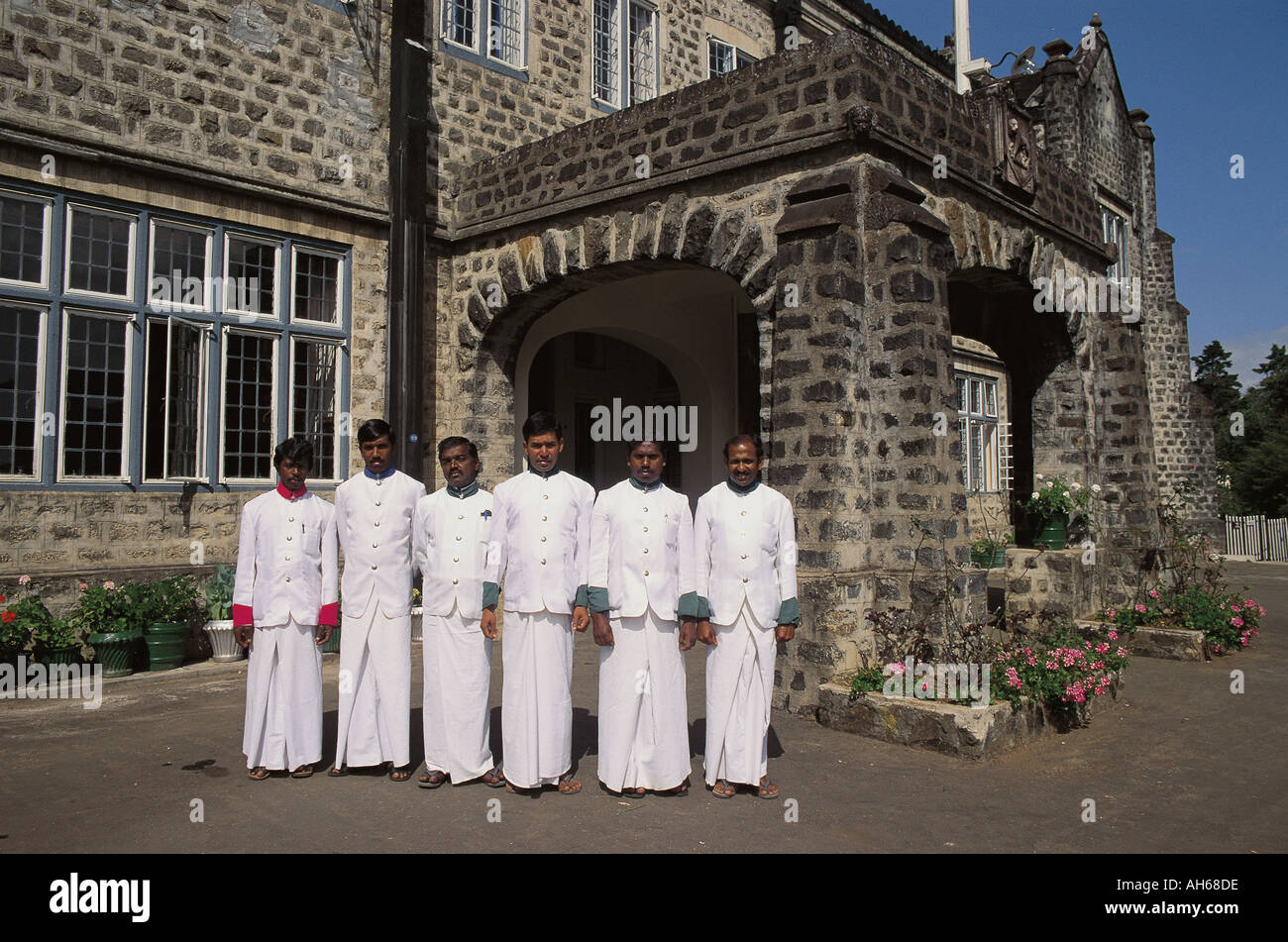 Il singalese personale presso la storica Hill Club presso Nuwara Eliya tea resort Foto Stock