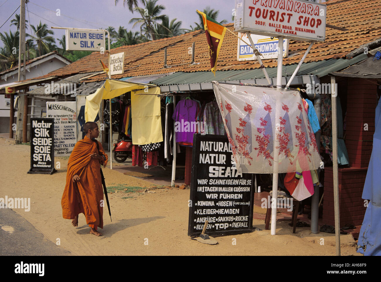 Un monaco passeggiate turistiche del passato si spegne in Hikkaduwa Foto Stock