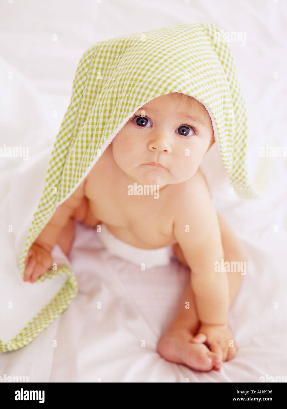 Bambino con una coperta sulla testa Foto Stock