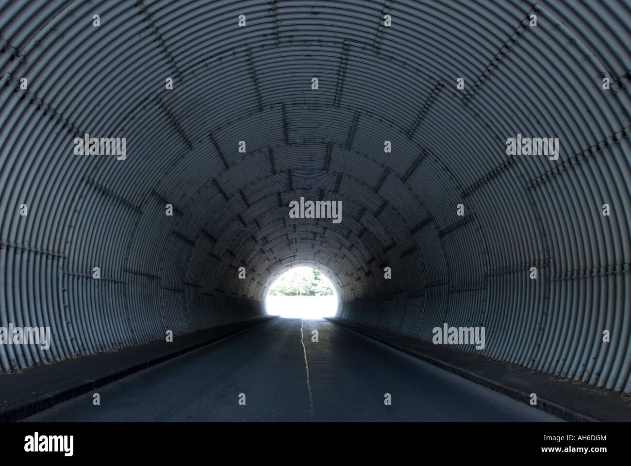 Strada diritta piccola una corsia attraverso un tunnel Foto Stock