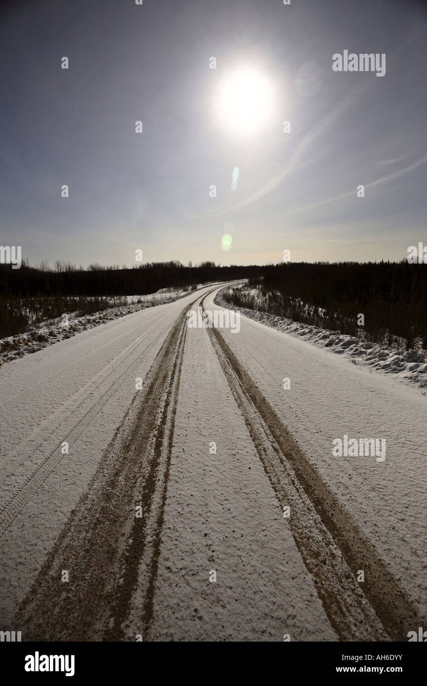 Traccia dei pneumatici su strade coperte di neve road Foto Stock