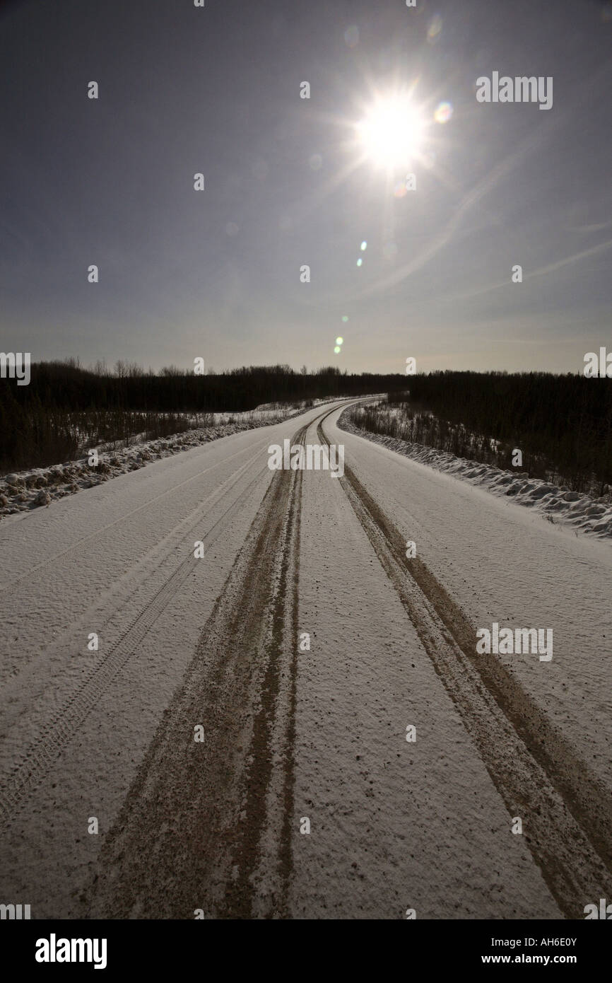Traccia dei pneumatici su strade coperte di neve road Foto Stock