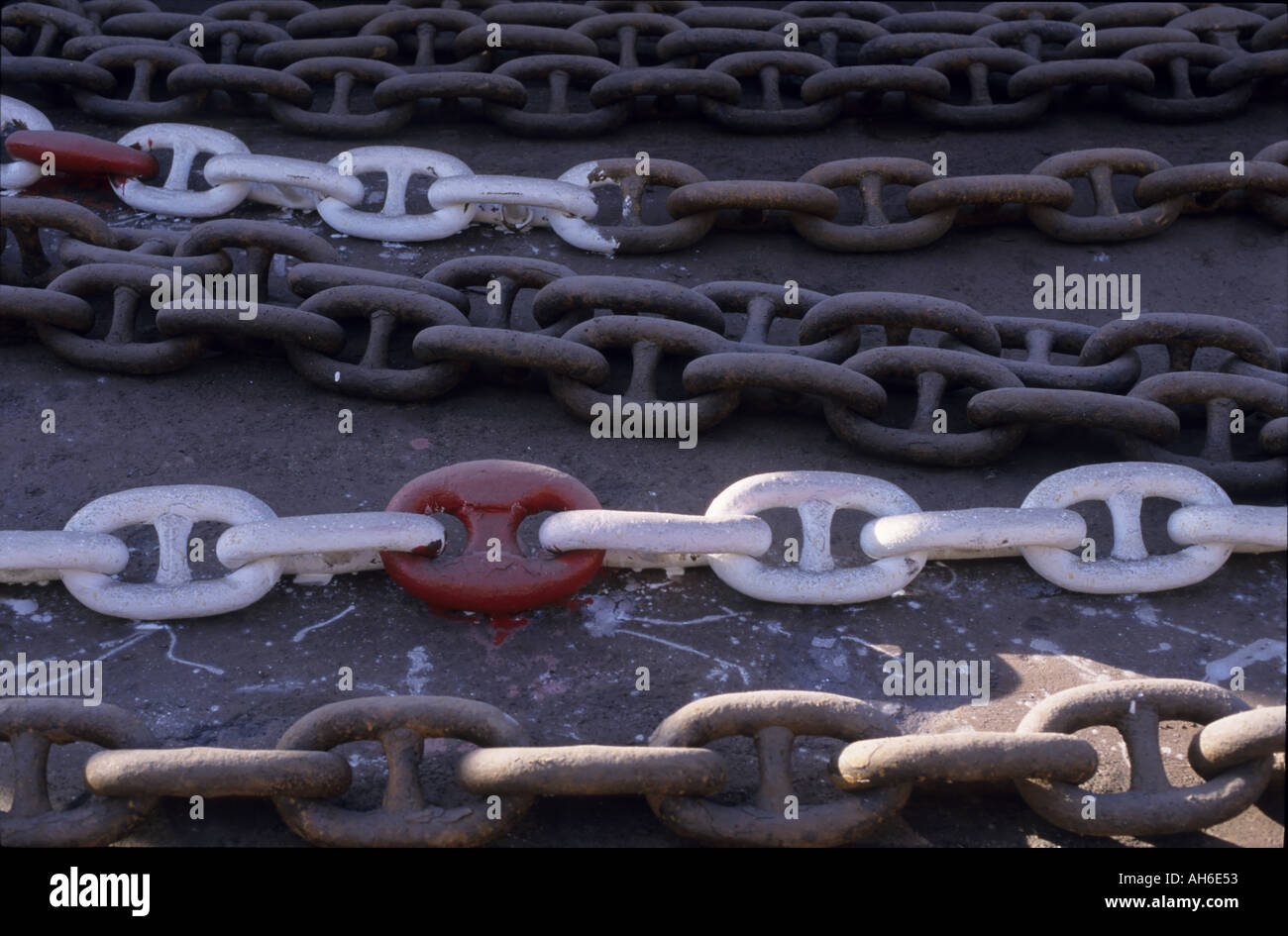 Catene di metallo da verniciare presso il cantiere navale nel porto di Marsiglia, Francia. Foto Stock