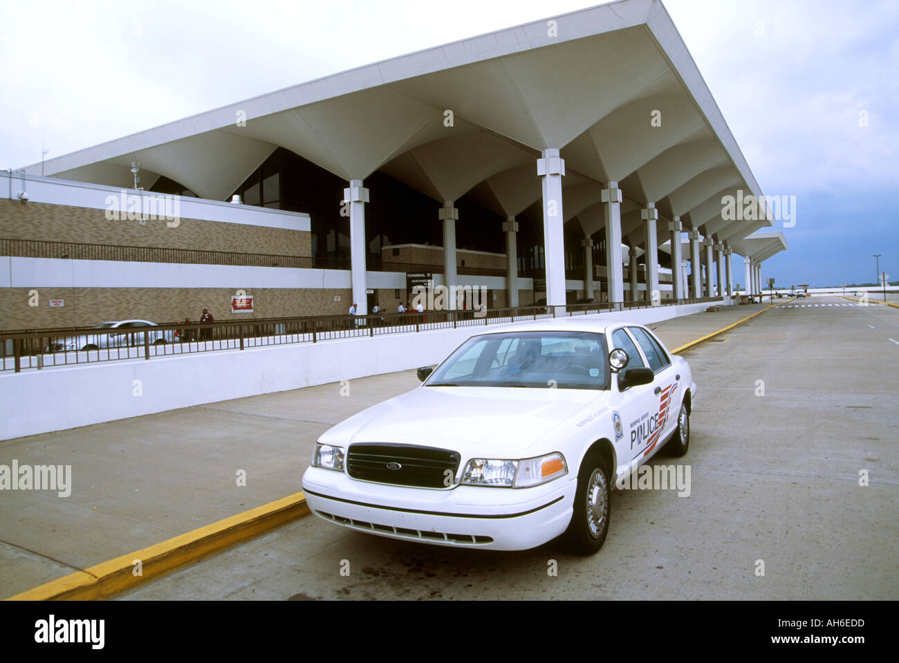 Auto della polizia pattuglia fuori dall'Aeroporto di Memphis USA come parte delle misure di sicurezza Foto Stock