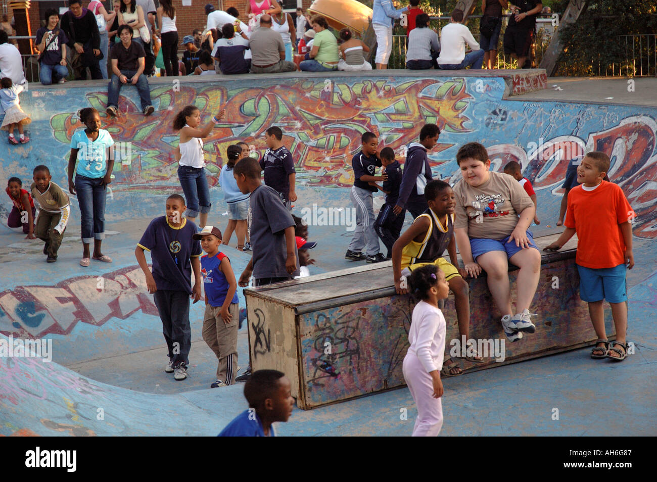 Bambini che giocano nelle aree urbane skate park Foto Stock