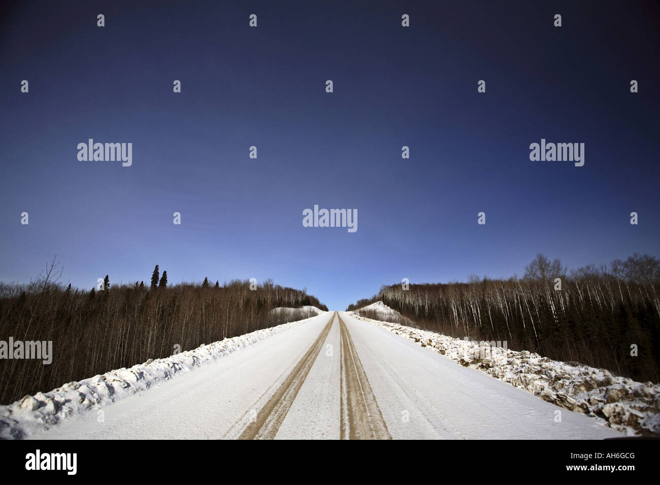 Coperta di neve road nel nord del Saskatchewan Foto Stock