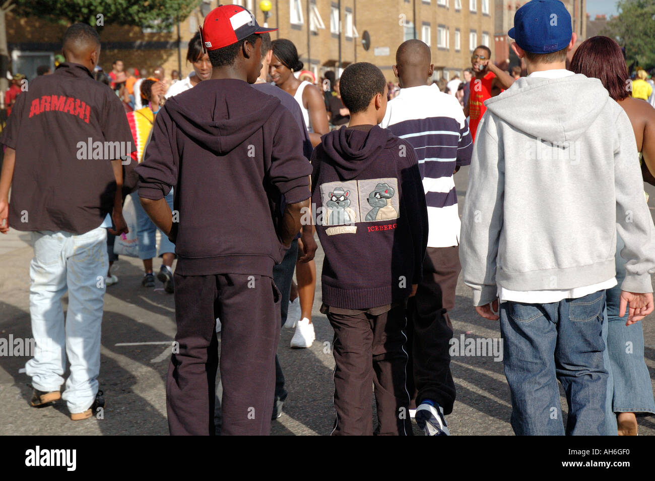 Vista posteriore della gang di giovani vagare strade di Londra. Foto Stock