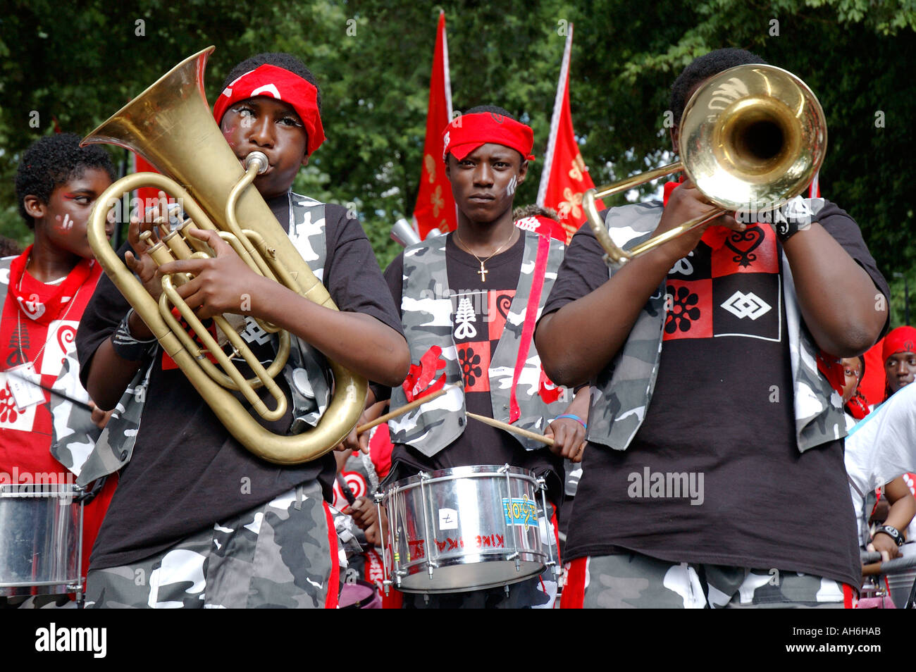 I musicisti suonano annuale al carnevale di Notting Hill attraverso strade di West London. Foto Stock