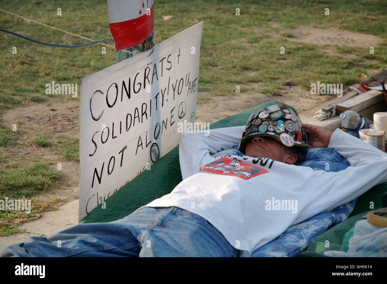 Brian Haw accampati fuori casa del Parlamento sonno agitato in segno di protesta dei governi coinvolgimento nel Medio Oriente. Foto Stock