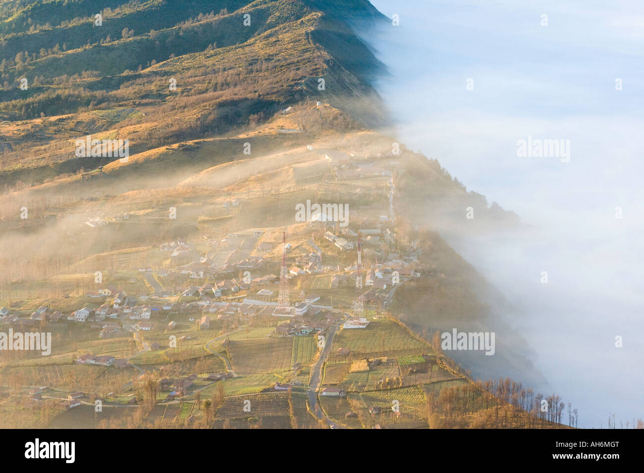La nebbia che fluisce oltre Cemoro Lawang e nel cratere Gunung Bromo o Monte Bromo area Indonesia Java Foto Stock