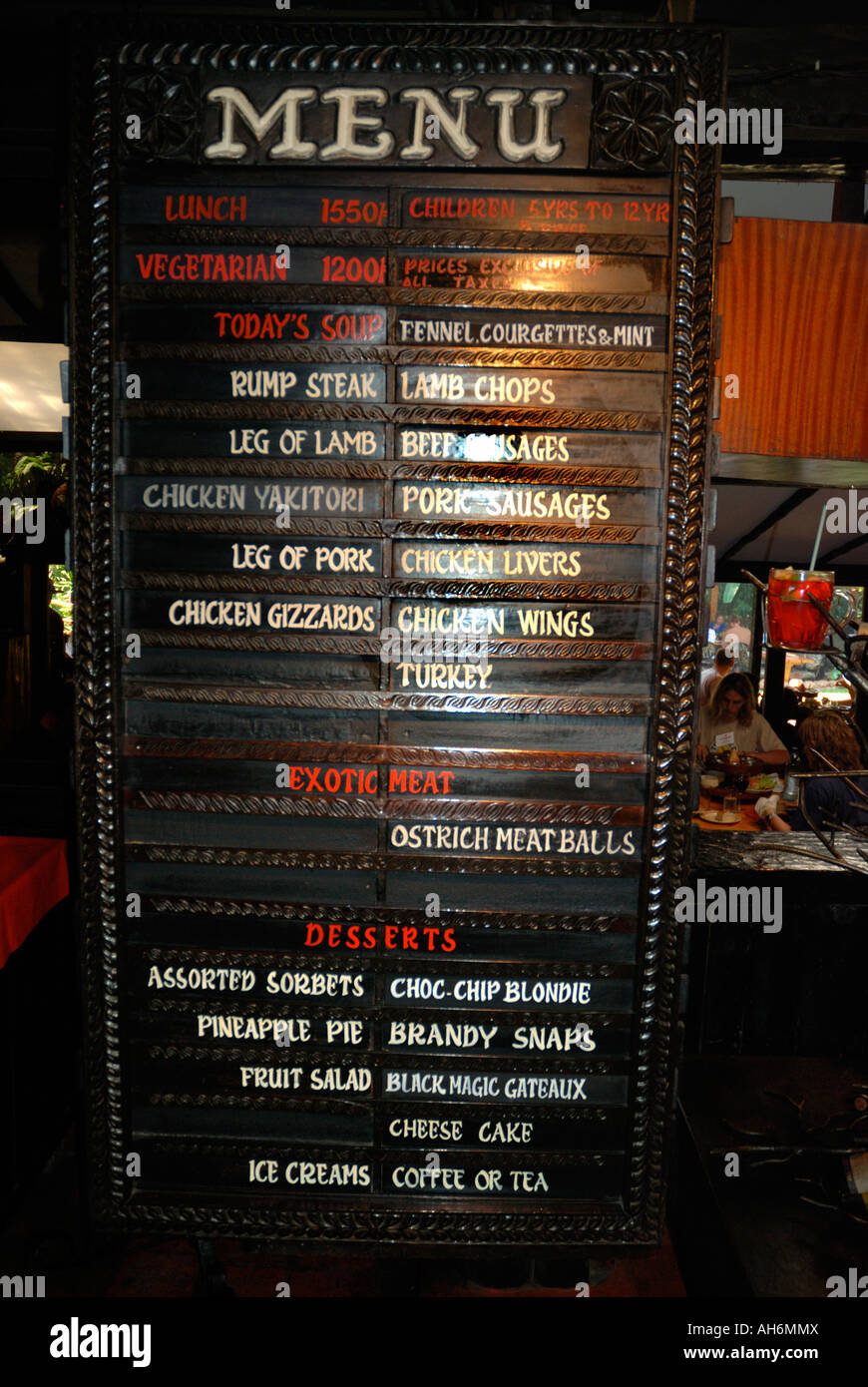 Il menu di legno pensione presso il Ristorante Carnivore Nairobi Kenya Africa orientale Foto Stock