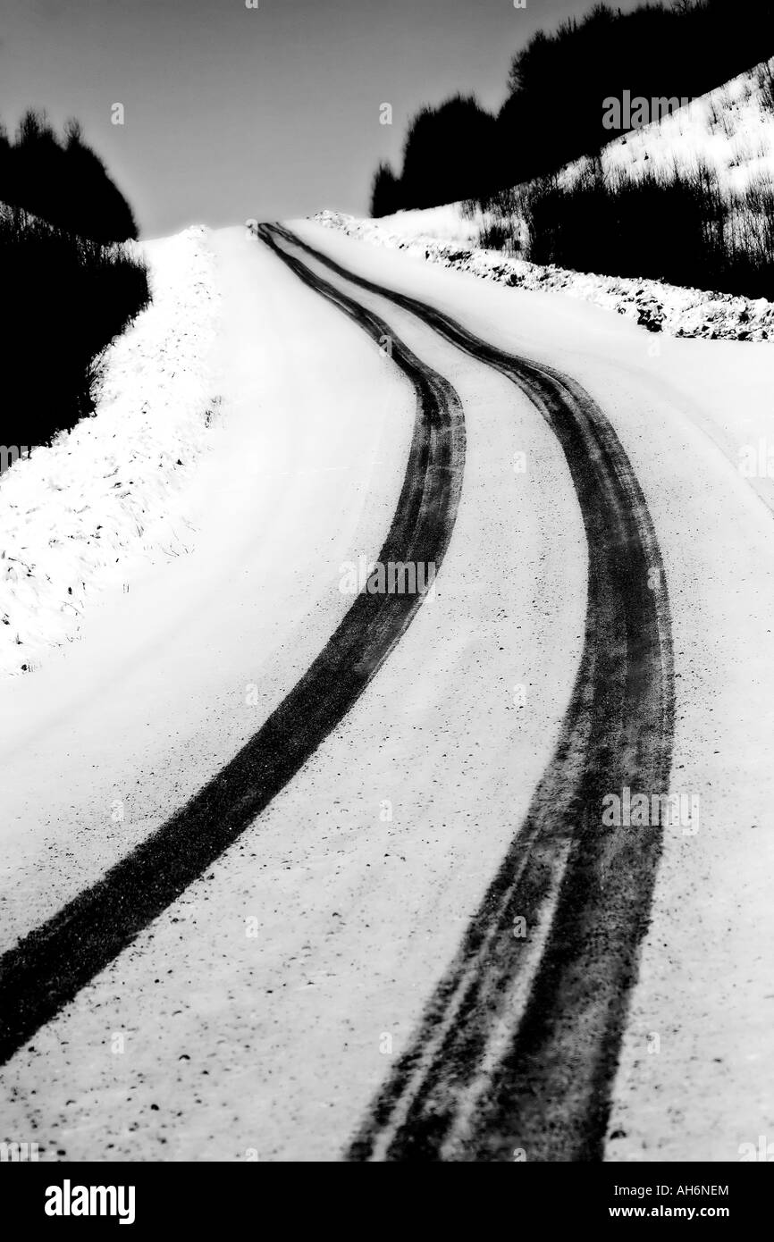 Coperta di neve road nel nord del Saskatchewan Foto Stock