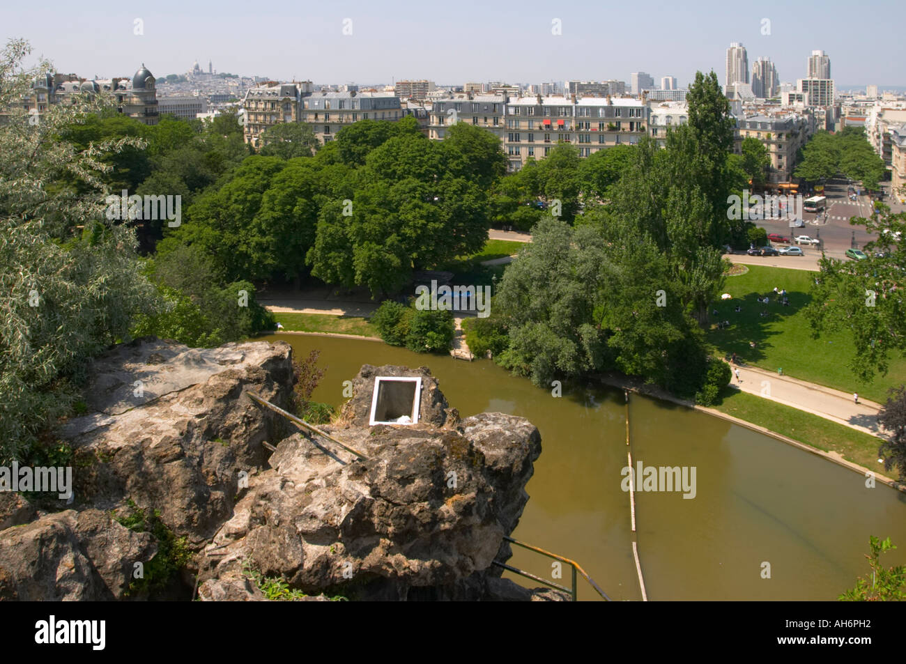 Vista dal Belvedere (o) del Tempio della Sibilla, Parc des Buttes Chaumont, Parigi, Francia Foto Stock