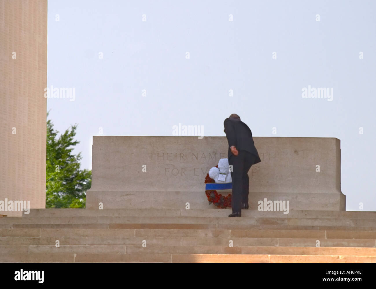 Sua Altezza Reale il Principe di Galles depone una corona al memoriale di Thiepval il novantesimo anniversario della Battaglia delle Somme 1 Luglio 2006 Foto Stock