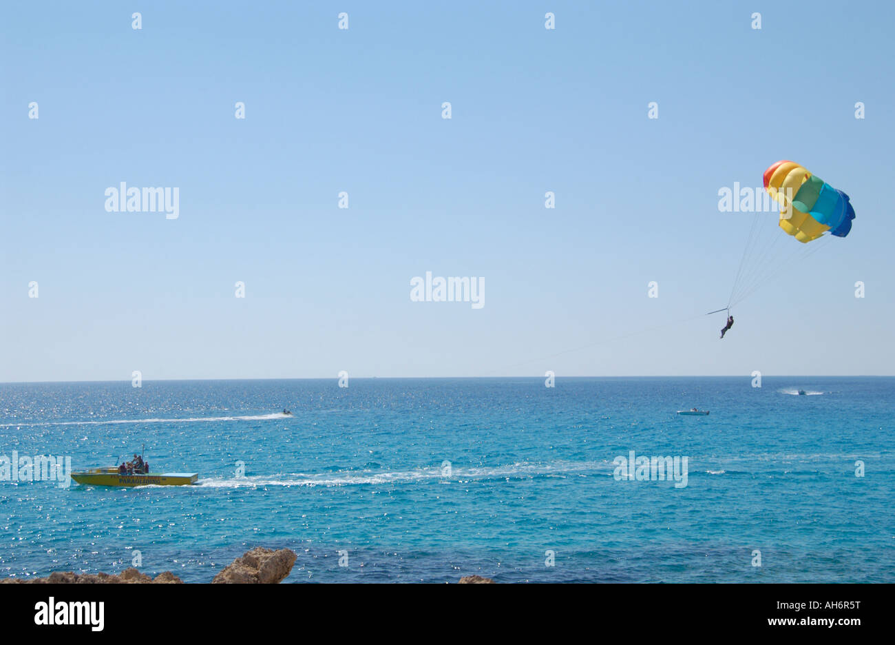 Parapendio off Nissi spiaggia nei pressi di Ayia Napa sull'isola Mediterranea di Cipro UE Foto Stock