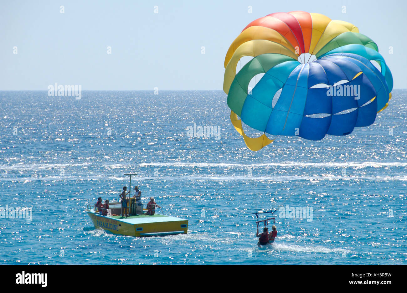 Parapendio off Nissi spiaggia nei pressi di Ayia Napa sull'isola Mediterranea di Cipro UE Foto Stock