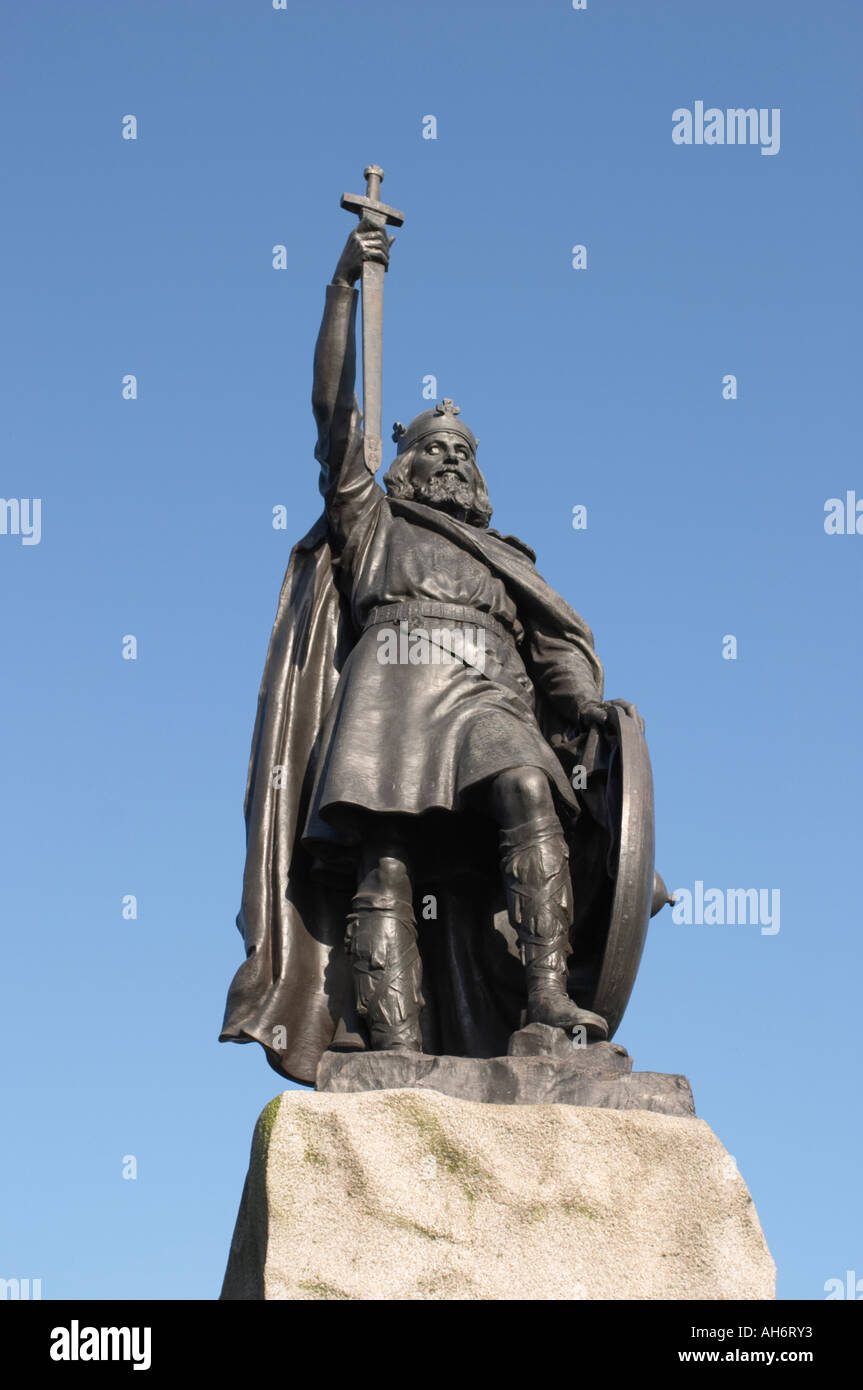 Statua di Re Alfredo il Grande a Winchester Hampshire Inghilterra; scolpita da Sir Hamo Thornycroft & inaugurato nel Settembre 1901 Foto Stock
