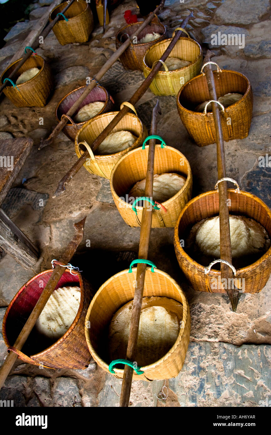 Funerial offerta di cibo per i morti di Dong cinese minoranza etnica funerale Zhaoxing Cina Foto Stock