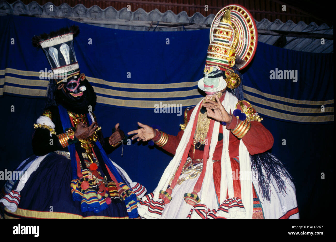 Kathakali ballerini di eseguire la danza classica indiana per i turisti in Cochin India meridionale Foto Stock