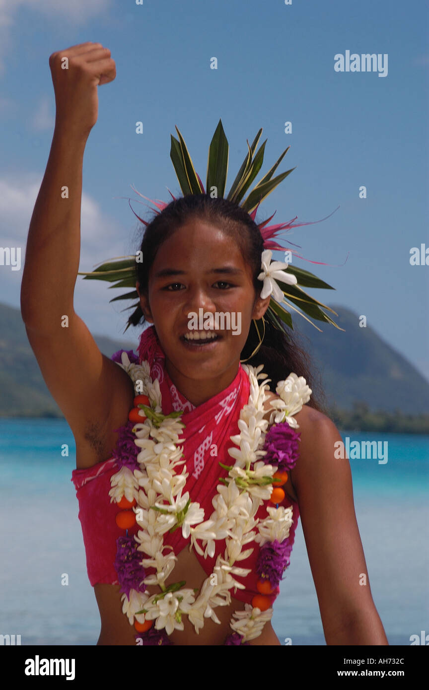 Il tahitiano ballerina di hula sulla spiaggia Foto Stock