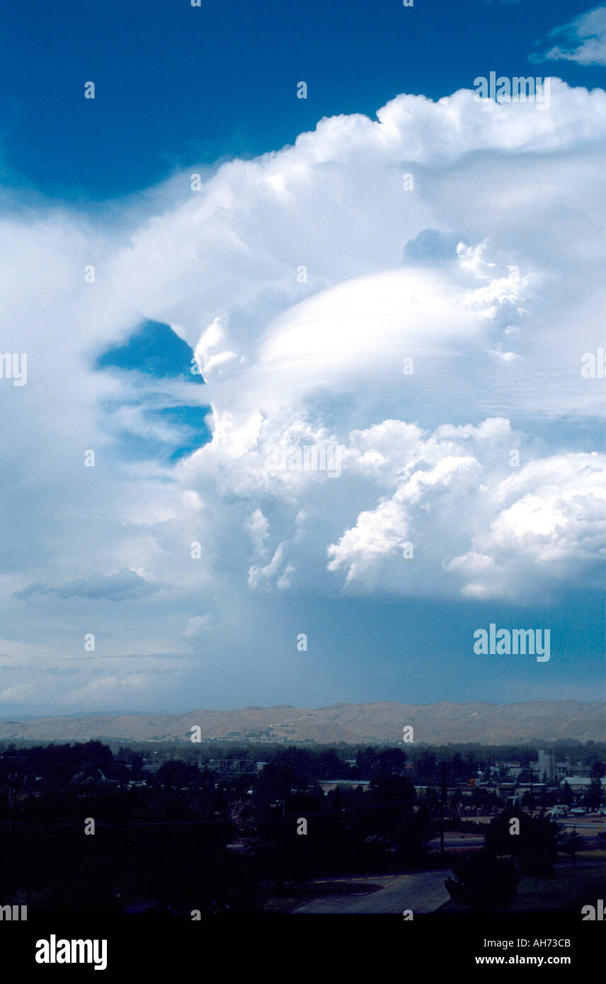 Massive temporale con stratonimbus nuvole sopra Boise Idaho Foto Stock