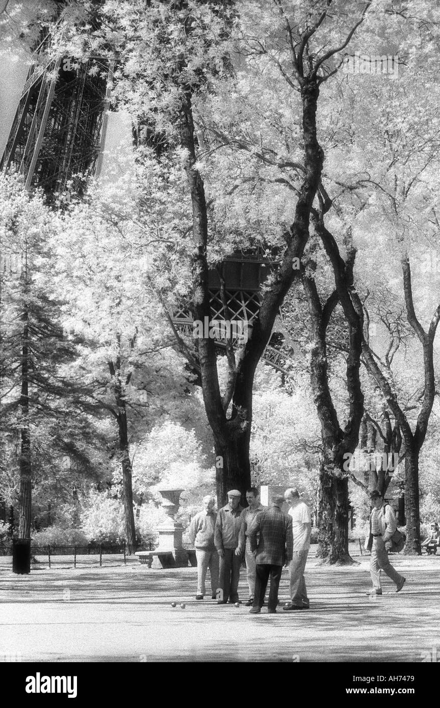 Gli uomini a giocare a bocce bocce sotto la Torre Eiffel Champs de Mar Parigi Francia Foto Stock