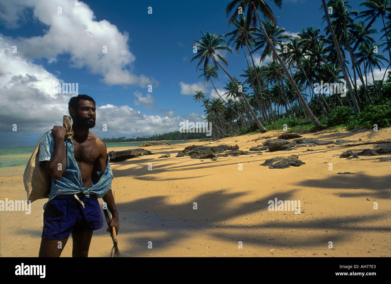 FISHERMAN palme da cocco di spiaggia di sabbia bianca e TROPICAL PALACIO acque della Costa Coral Viti Levu Figi Foto Stock