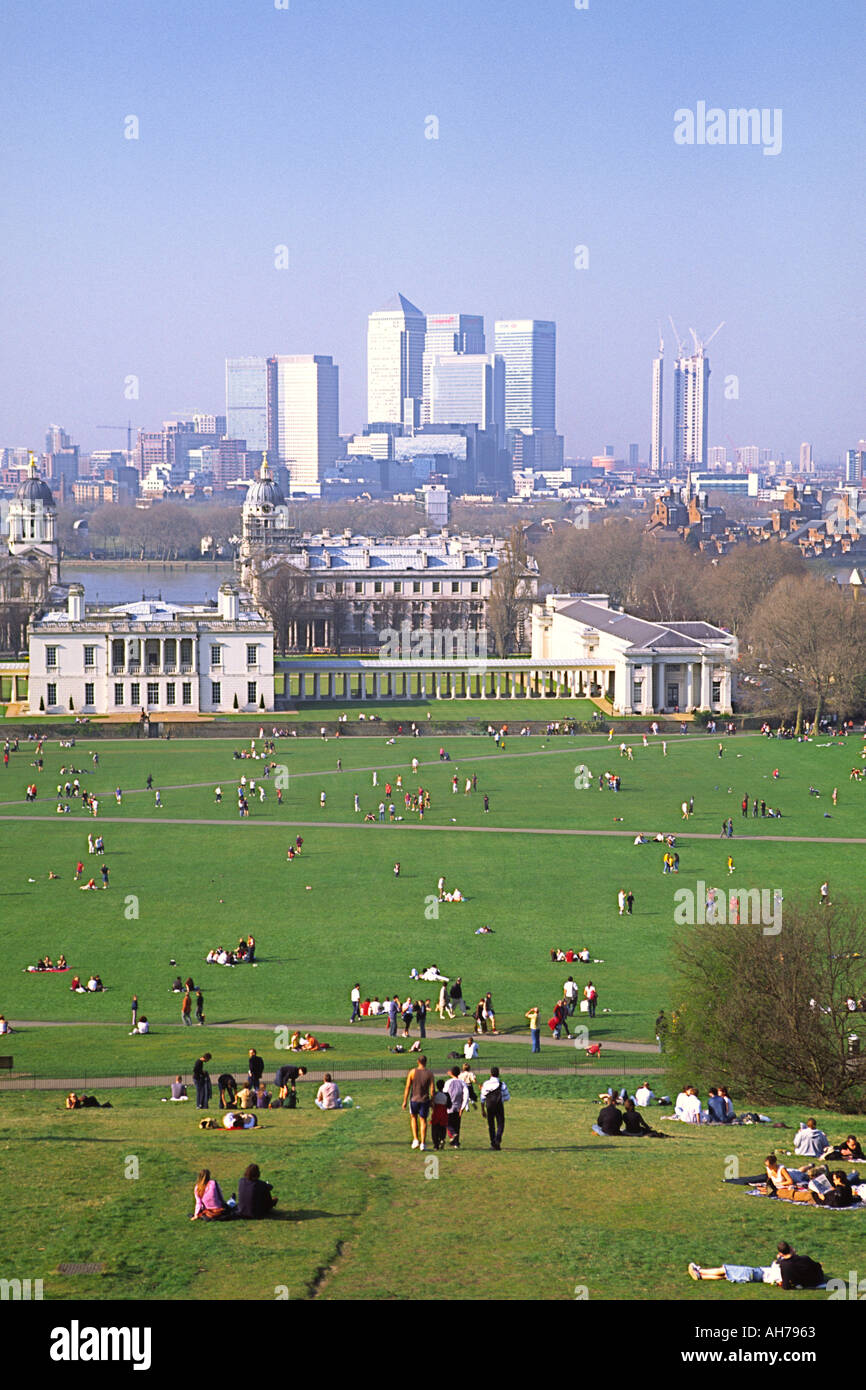 Il parco di Greenwich, il Museo Marittimo Nazionale e da Canary Wharf visto dal parco di Greenwich hilltop. Foto Stock