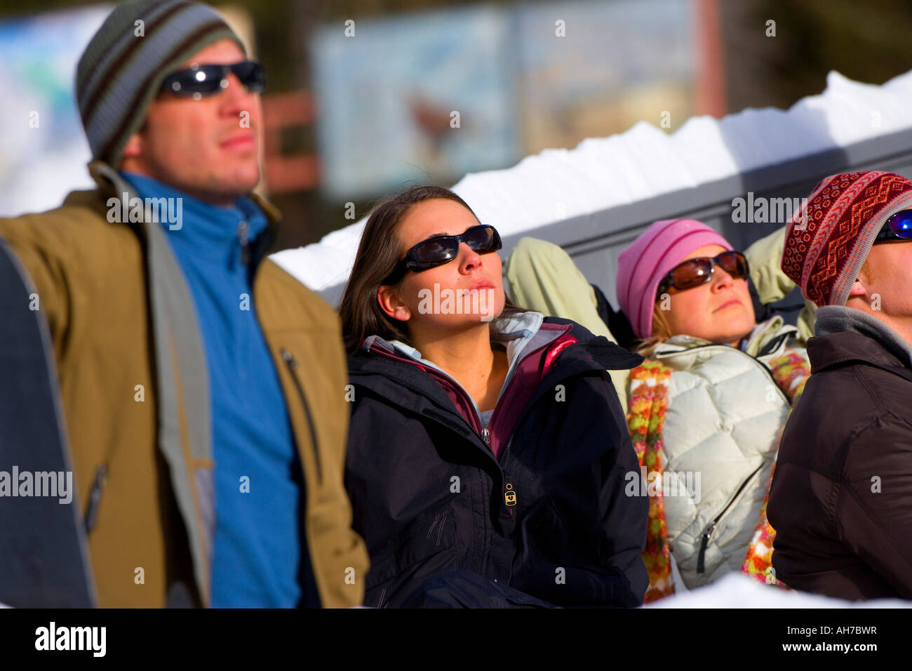 Quattro persone che indossano occhiali da sole Foto Stock