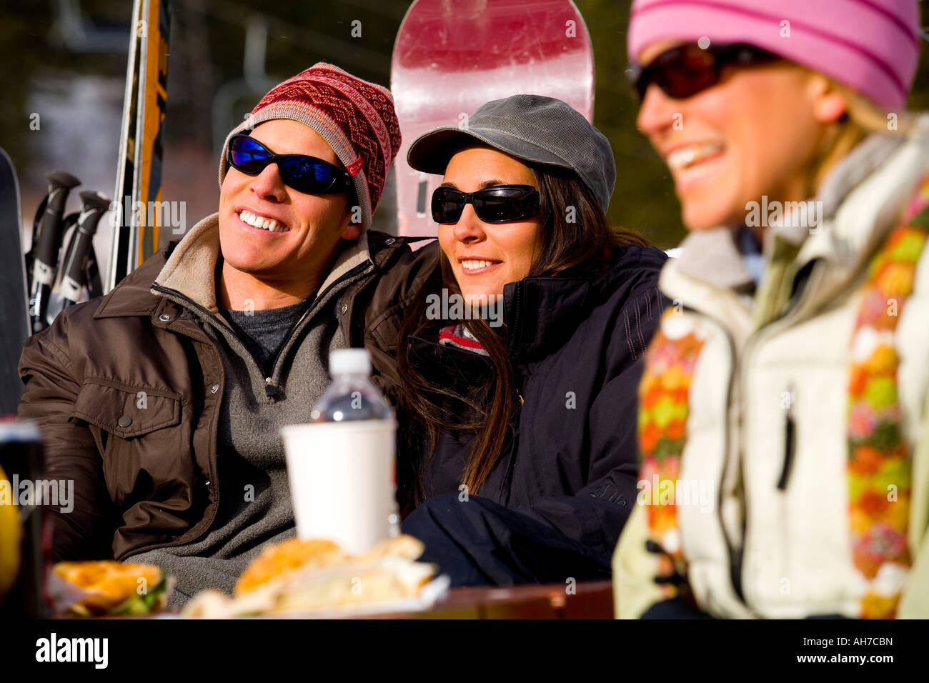 Coppia giovane indossando occhiali da sole Foto Stock