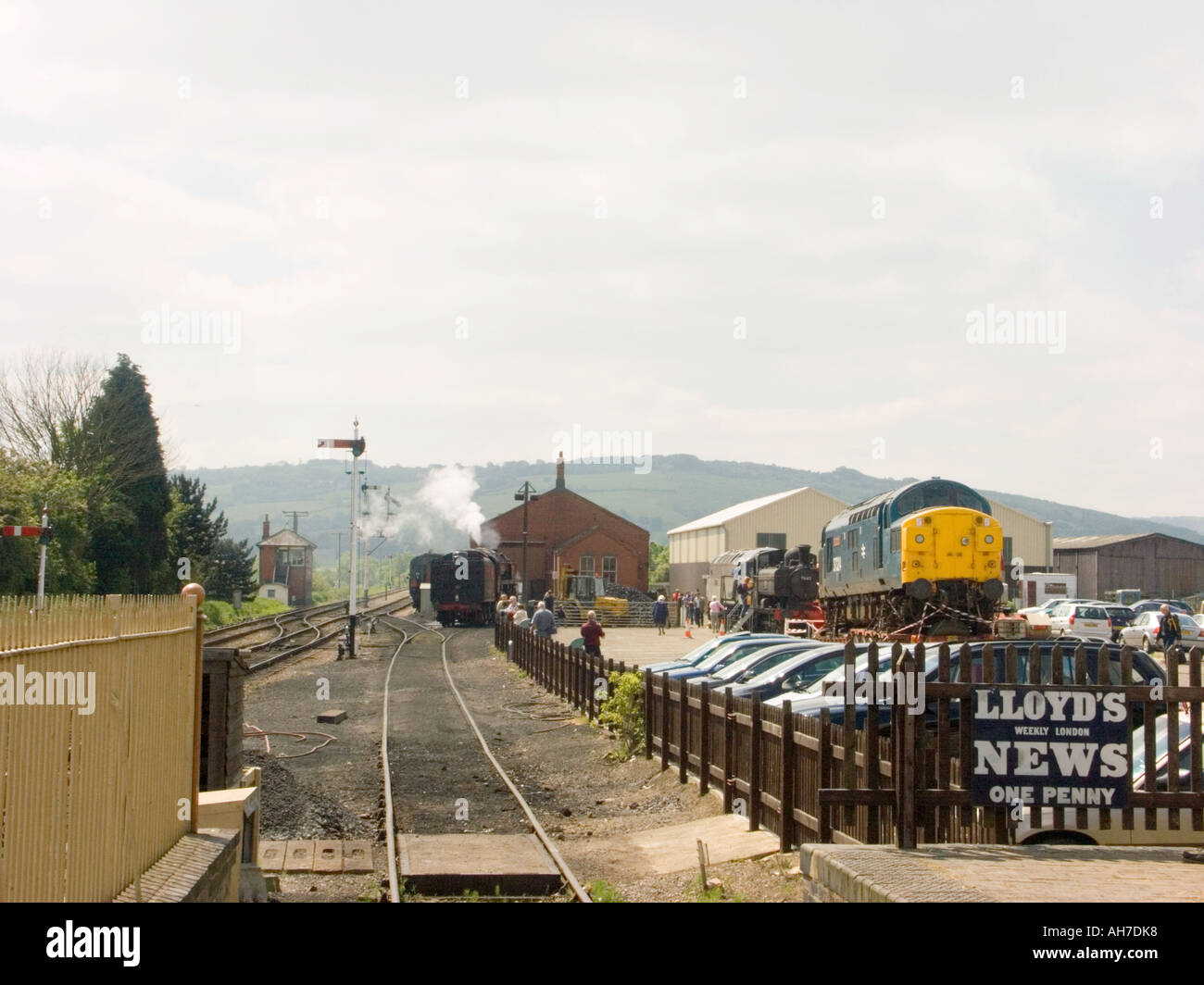 Locomotiva a vapore avvicinando le merci capannone a Toddington GWR stazione Foto Stock