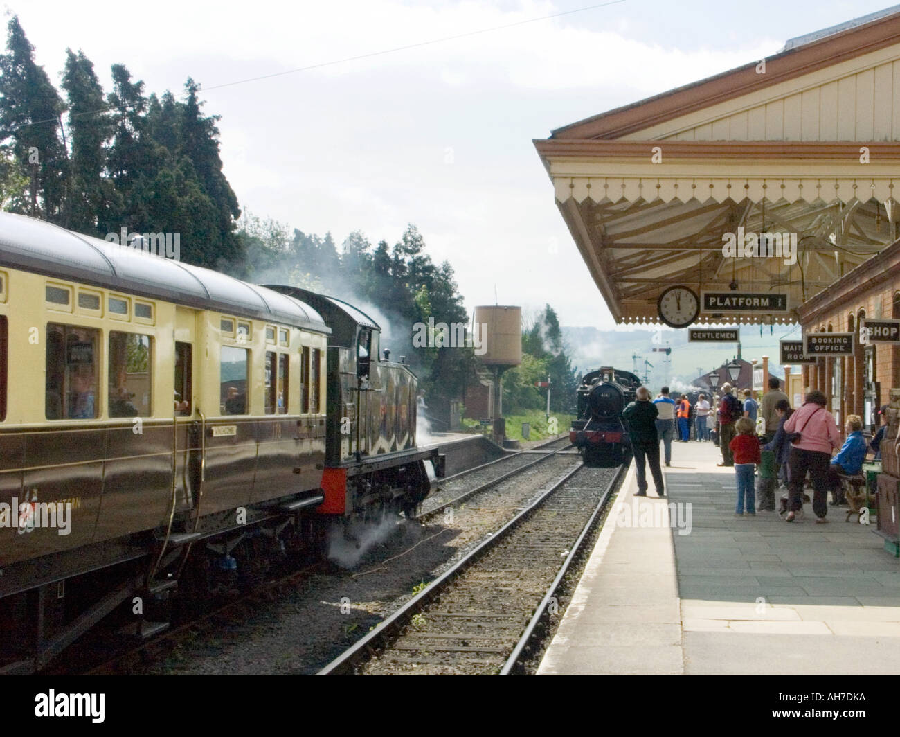 Lavoro di locomotive a vapore piattaforma 1 Toddington GWR stazione Foto Stock