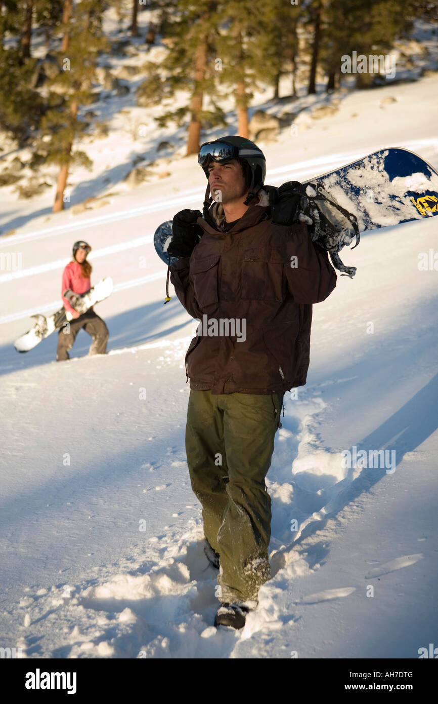 Metà uomo adulto che trasportano uno scarpone da snowboard Foto Stock