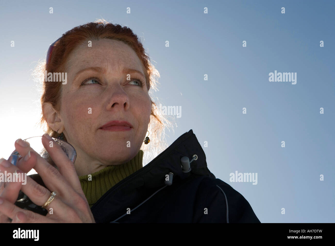 Basso angolo vista di una donna matura con in mano un bicchiere Foto Stock