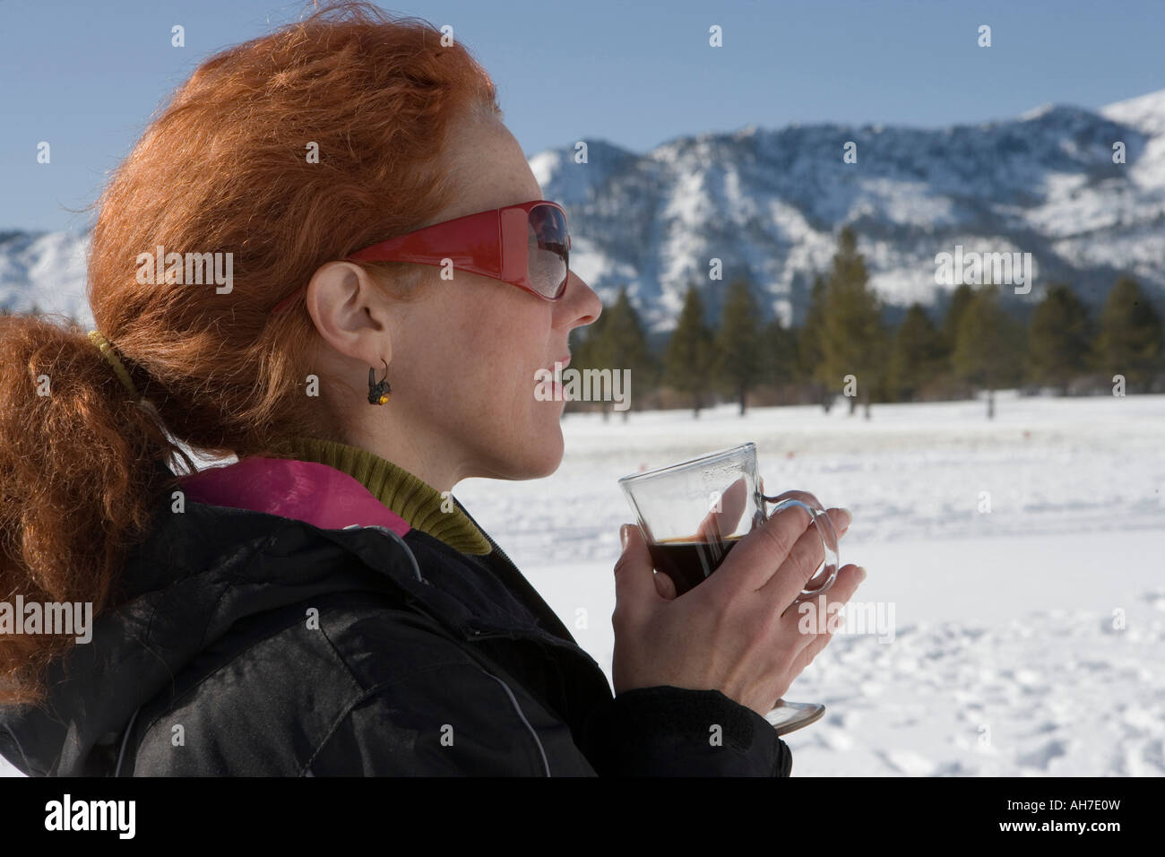 Donna matura con in mano un bicchiere Foto Stock