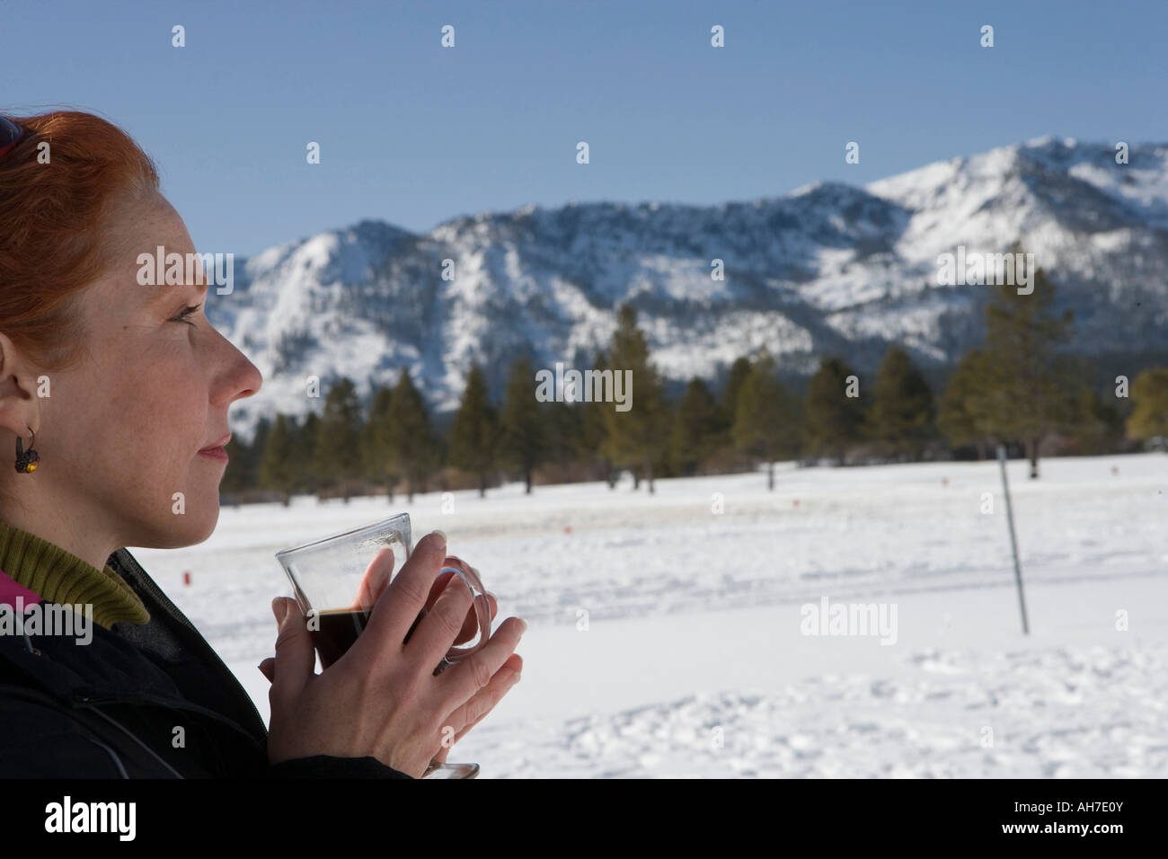 Donna matura con in mano un bicchiere Foto Stock