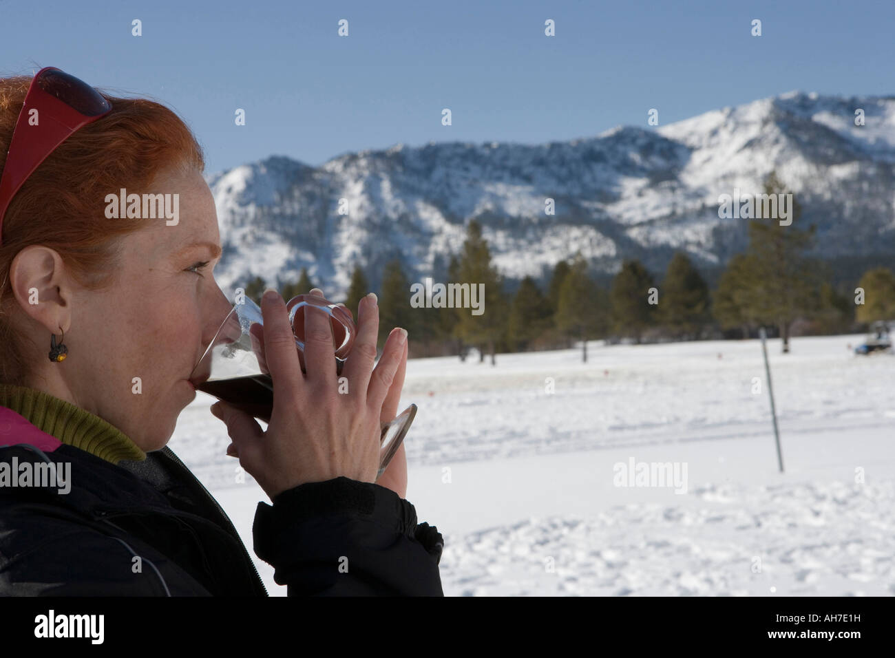 Donna matura di bere Foto Stock