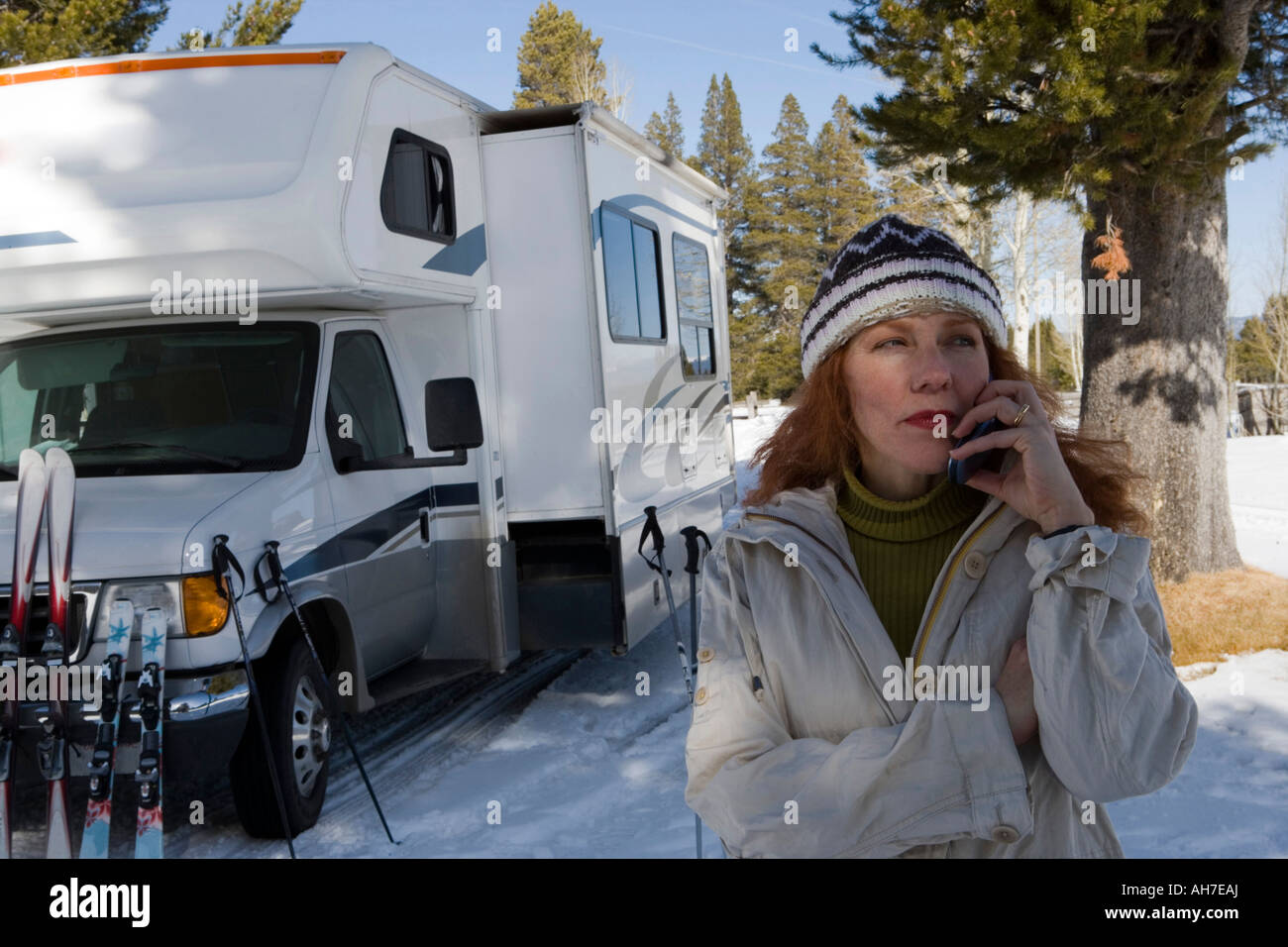 Donna matura a parlare su un telefono mobile Foto Stock