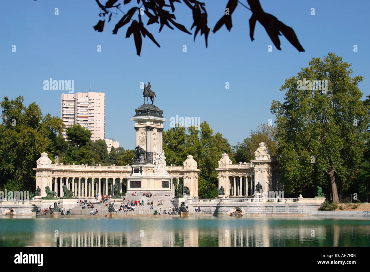 Madrid, Spagna. il Parque del Retiro o il parco del Retiro. Monumento a Alfonso XII si vede attraverso el estanque o lo stagno o lago. Foto Stock