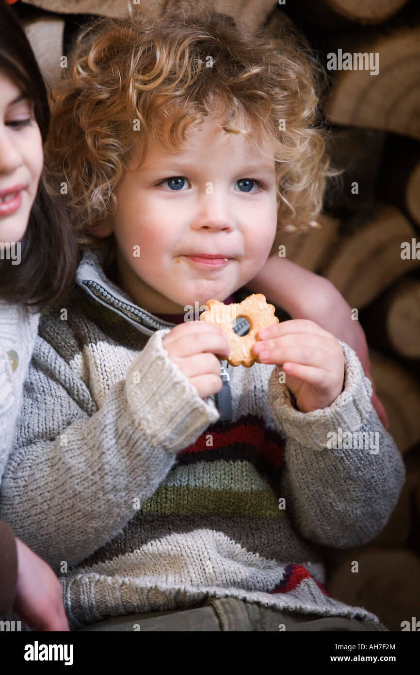 Close-up di un ragazzo di mangiare un cookie Foto Stock
