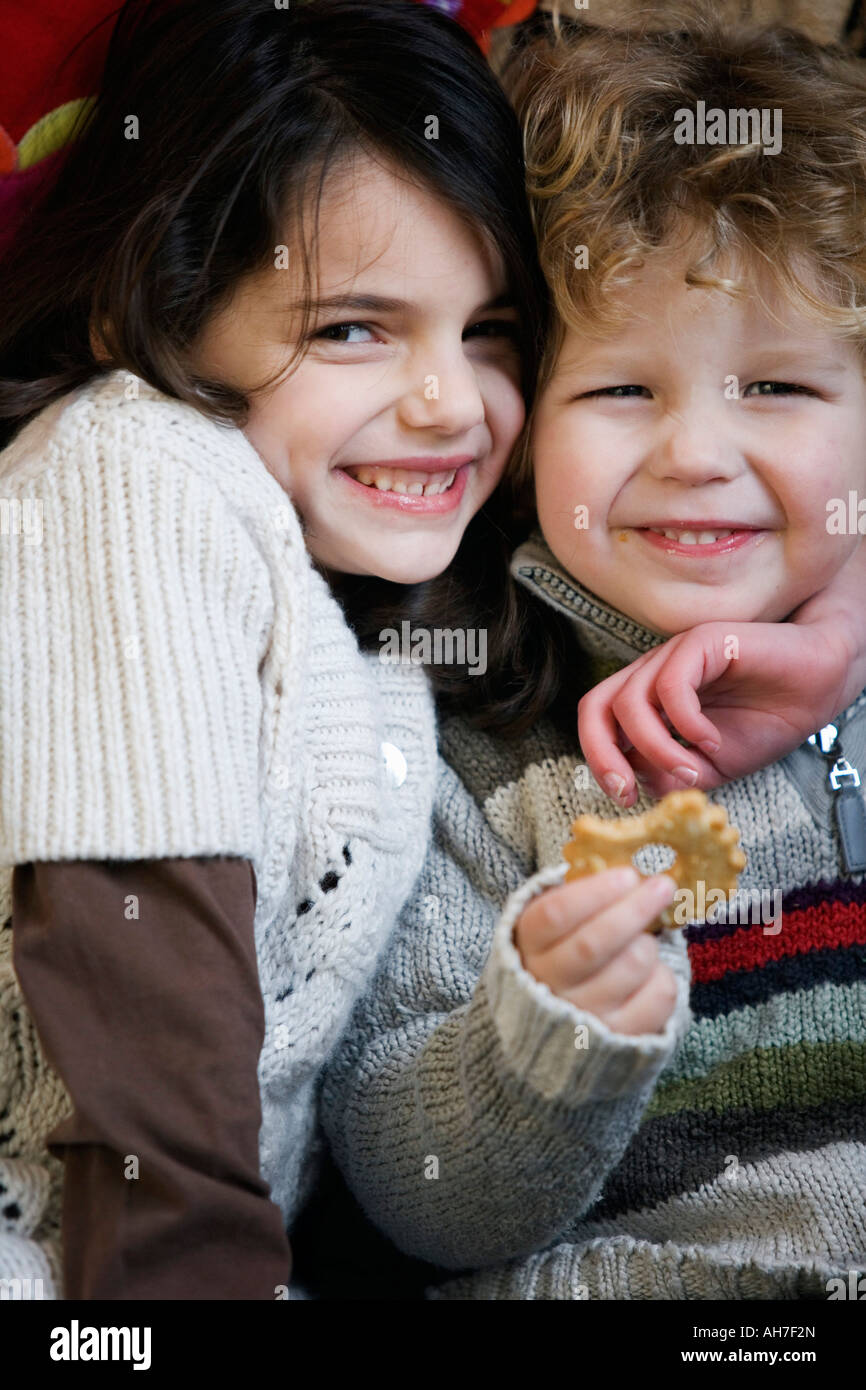 Ritratto di una ragazza e un ragazzo che sorride Foto Stock