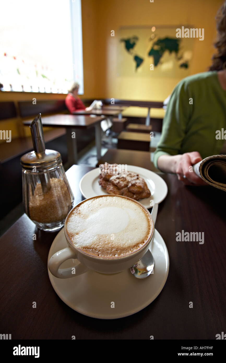 Cafè Cappuccino Berlino Germania Umano human essendo gli esseri umani gli esseri umani nazionalità parigini persone attività attività azione a Foto Stock